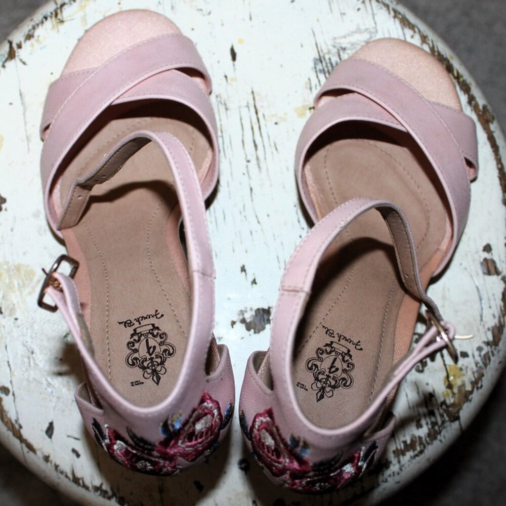 shoes - Picture 2 of 6